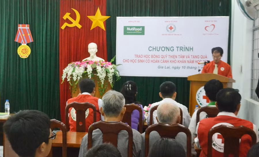Ông Dương Đình Diện-Chủ tịch Hội CTĐ tỉnh Gia Lai phát biểu tại lễ trao học bổng Quỹ Thiện Tâm và tặng quà học sinh, sinh viên có hoàn cảnh khó khăn năm học 2024-2025. Ảnh: Hoàng Minh