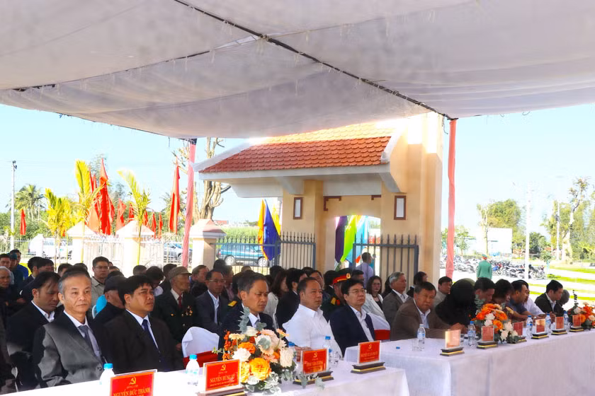 Các đồng chí lãnh đạo tỉnh, thị xã An Khê và cán bộ, nhân dân xã Cửu An dự lễ khánh thành “Đền thờ liệt sĩ, Anh hùng lực lượng vũ trang nhân dân Đỗ Trạc-Bí thư Chi bộ Đảng Cộng sản đầu tiên của An Khê và các liệt sĩ xã Cửu An”. Ảnh: Ngọc Minh Các đồng chí lãnh đạo tỉnh, thị xã An Khê và cán bộ, nhân dân xã Cửu An dự lễ khánh thành “Đền thờ liệt sĩ, Anh hùng lực lượng vũ trang nhân dân Đỗ Trạc-Bí thư Chi bộ Đảng Cộng sản đầu tiên của An Khê và các liệt sĩ xã Cửu An”. Ảnh: Ngọc Minh
