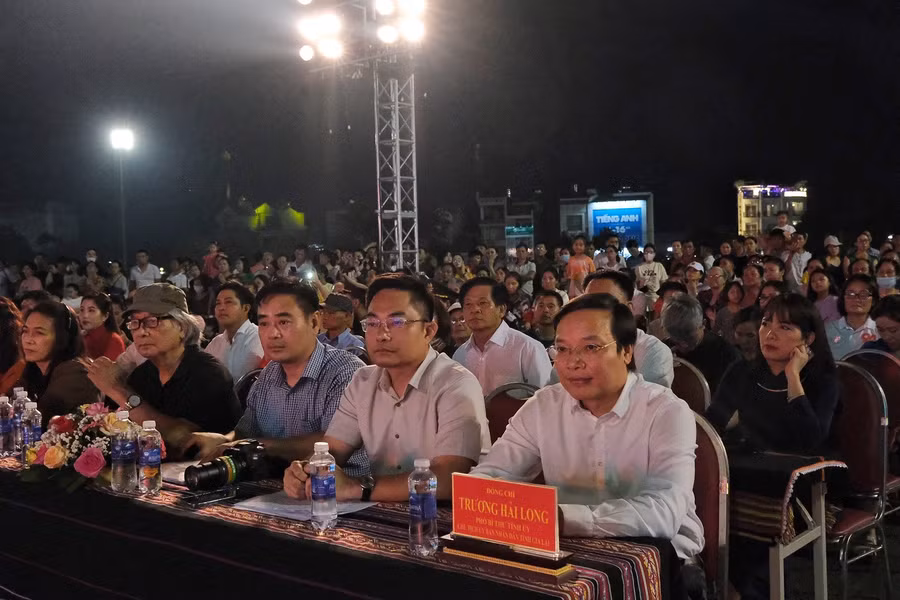 Lãnh đạo tỉnh Gia Lai tham dự đêm diễn của các đoàn. Ảnh: Hoàng Ngọc