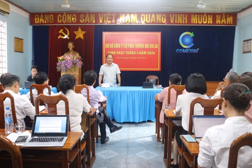 Phó Bí thư Tỉnh ủy Rah Lan Chung phát biểu ý kiến tại buổi sinh hoạt. Ảnh: P.D Phó Bí thư Tỉnh ủy Rah Lan Chung phát biểu ý kiến tại buổi sinh hoạt. Ảnh: P.D