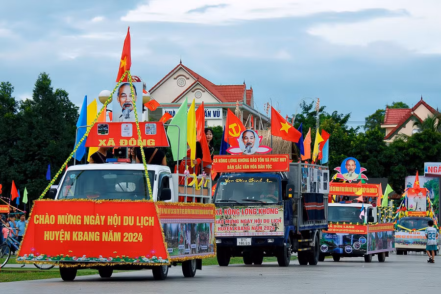 Xe hoa diễu hành trên trục đường chính tại thị trấn Kbang, huyện Kbang. Ảnh: Đức Thụy