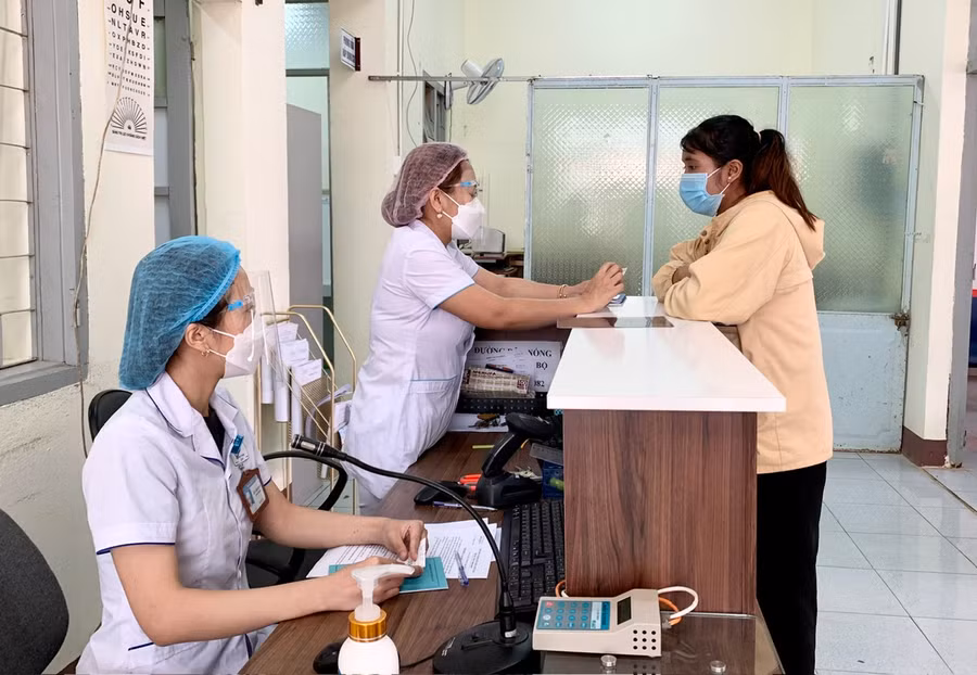 Nhân viên y tế tiếp đón người dân đến khám tại Bệnh viện 331. Ảnh: Như Nguyện