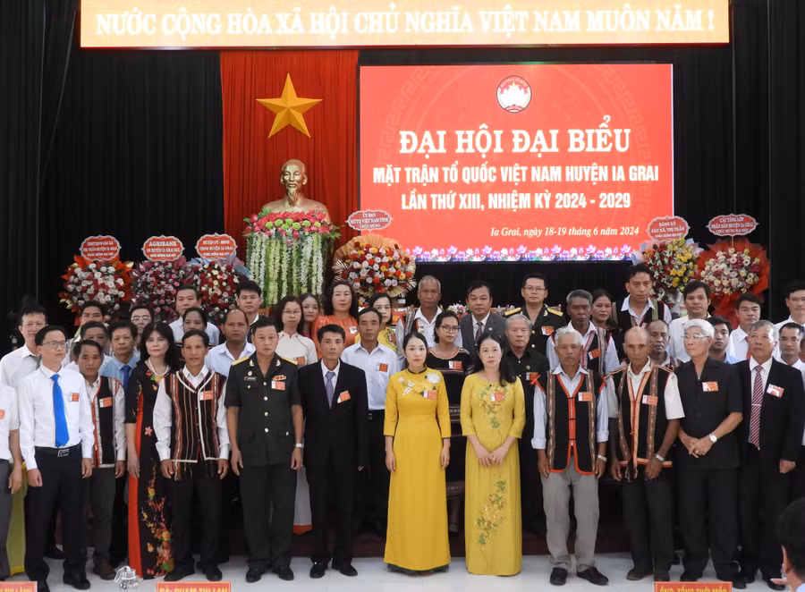 Ủy ban MTTQ Việt Nam huyện Ia Grai khoá XIII nhiệm kỳ 2024-2029 ra mắt nhận nhiệm vụ tại Đại hội. Ảnh: Thanh Nhật Ủy ban MTTQ Việt Nam huyện Ia Grai khoá XIII nhiệm kỳ 2024-2029 ra mắt nhận nhiệm vụ tại Đại hội. Ảnh: Thanh Nhật