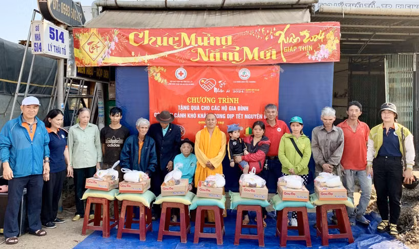 Đại diện Câu lạc bộ Ngôi nhà yêu thương trao quà cho người dân trên địa bàn TP. Pleiku. Ảnh: Như Nguyện