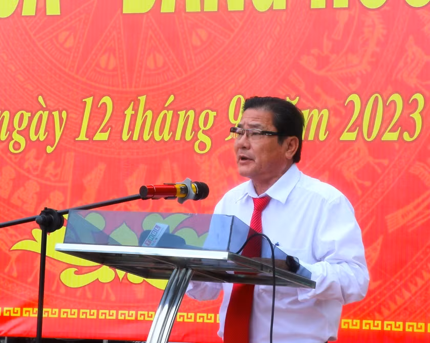 Ông Trần Ngọc Nhung-Giám đốc Sở Văn hóa-Thể thao và Du lịch tỉnh Gia Lai đọc diễn văn tại lễ kỷ niệm 231 năm ngày mất của Hoàng đế Quang Trung (1792-2023). Ảnh: Ngọc Minh