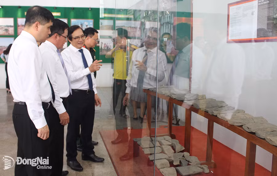 Các đại biểu tham quan triển lãm Di chỉ khảo cổ học Bình Đa trưng bày tại Bảo tàng Đồng Nai. Ảnh: Nguồn Báo Đồng Nai online
