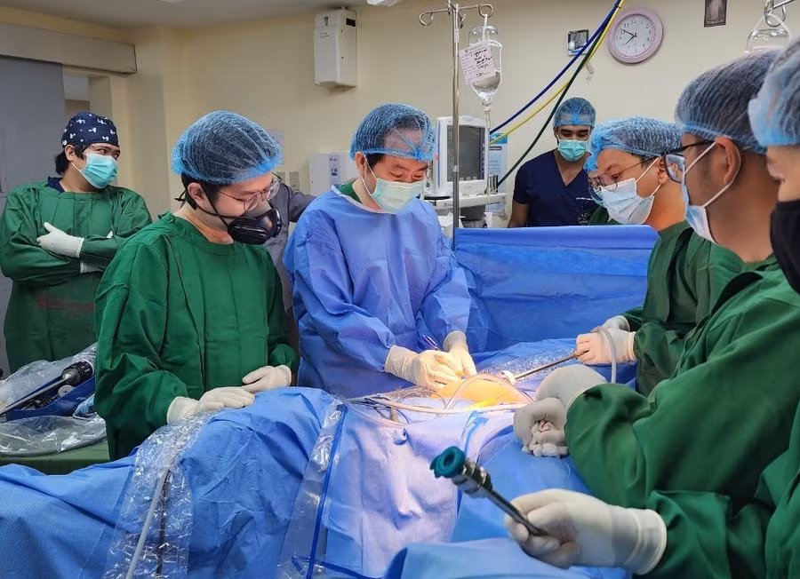 Bác sĩ Nguyễn Phú Hữu đang hướng dẫn cho các bác sĩ Philippines. Ảnh: BVCC/ Báo Lao động Online