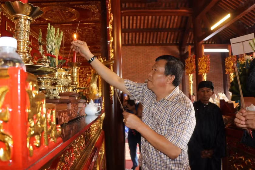 Đồng chí Thái Thanh Bình-Ủy viên Ban thường vụ Tỉnh ủy, Chủ nhiệm Ủy ban Kiểm tra Tỉnh ủy Gia Lai dâng hương tại Điện thờ Tam kiệt, di tích An Khê trường, thị xã An Khê. Ảnh: Ngọc Minh