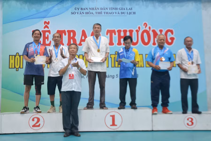 Ông Nguyễn Thành Nuôi-Phó trưởng Ban Đại diện Hội NCT tỉnh(đứng đầu) trao phần thưởng đến các vận động viên trong hội thao.Ảnh: Hoàng Cư