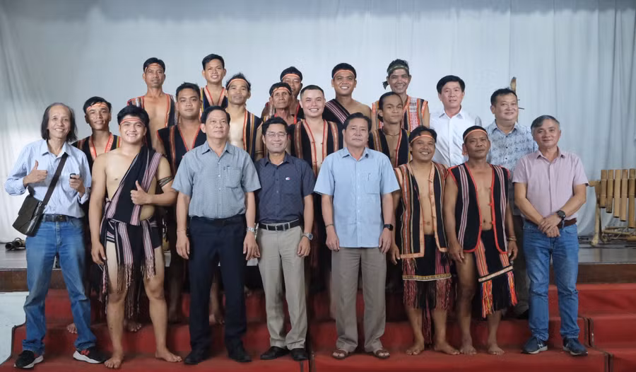 Lãnh đạo Sở Văn hóa-Thể thao và Du lịch chụp hình, động viên đoàn nghệ nhân Jrai trước ngày đi Hàn Quốc. Ảnh: Hoàng Ngọc