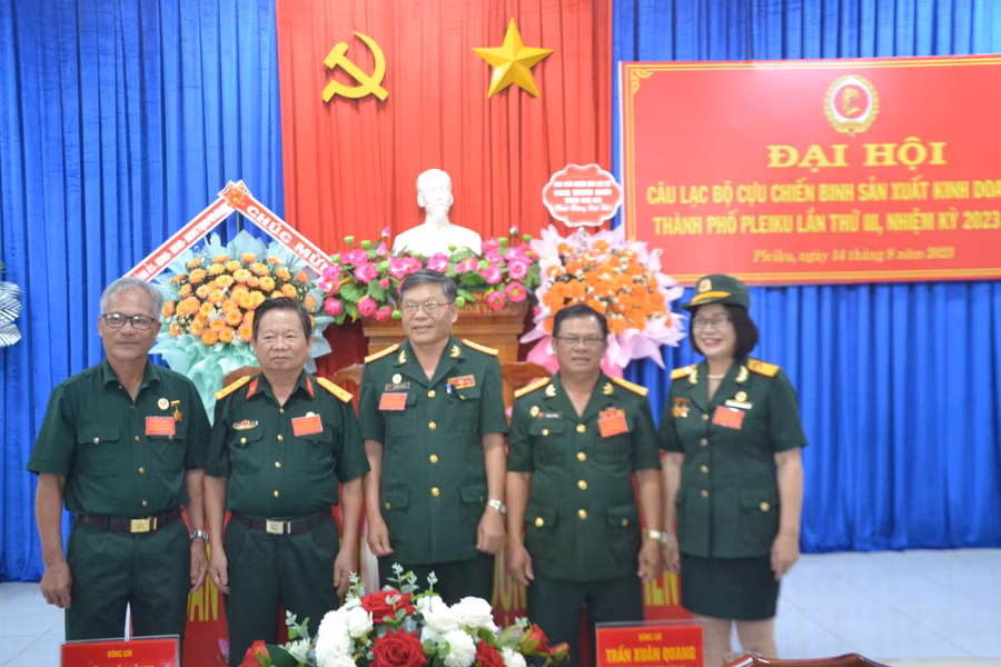 Ban Chấp hành câu lạc bộ “CCB sản xuất, kinh doanh giỏi” TP Pleiku khóa mới ra mắt Đại hội. Ảnh: Hoàng Cư Ban Chấp hành câu lạc bộ “CCB sản xuất, kinh doanh giỏi” TP Pleiku khóa mới ra mắt Đại hội. Ảnh: Hoàng Cư