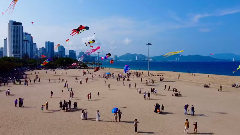 Bãi biển Nha Trang (Khánh Hòa) trong ngày hội thả diều nghệ thuật tại Festival biển Nha Trang. Ảnh: Báo Công an nhân dân Online