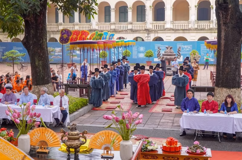 Tái hiện nghi thức cung đình trong chương trình “Tết Đoan Ngọ Thăng Long xưa”. Ảnh: Gia Khánh/Báo Quân đội nhân dân điện tử.