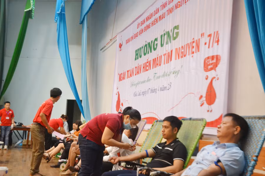 Quang cảnh “Ngày toàn dân hiến máu tình nguyện" 7-4 tại Nhà Thiếu nhi TP. Pleiku. Ảnh: Hoàng Minh
