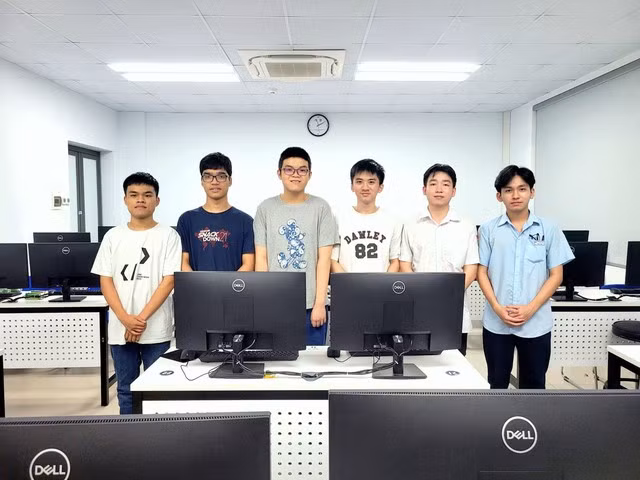 6 thí sinh của đội tuyển quốc gia Việt Nam đoạt huy chương Olympic tin học châu Á-Thái Bình Dương năm 2023. Ảnh: Báo Thanh Niên