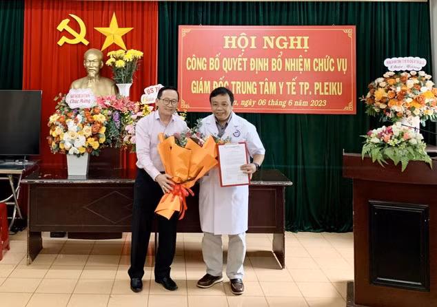 Ông Lý Minh Thái (bên trái)- Phó Giám đốc phụ trách Sở Y tế Gia Lai trao quyết định bổ nhiệm cho ông Lê Thiện Thanh. Ảnh: Như Nguyện