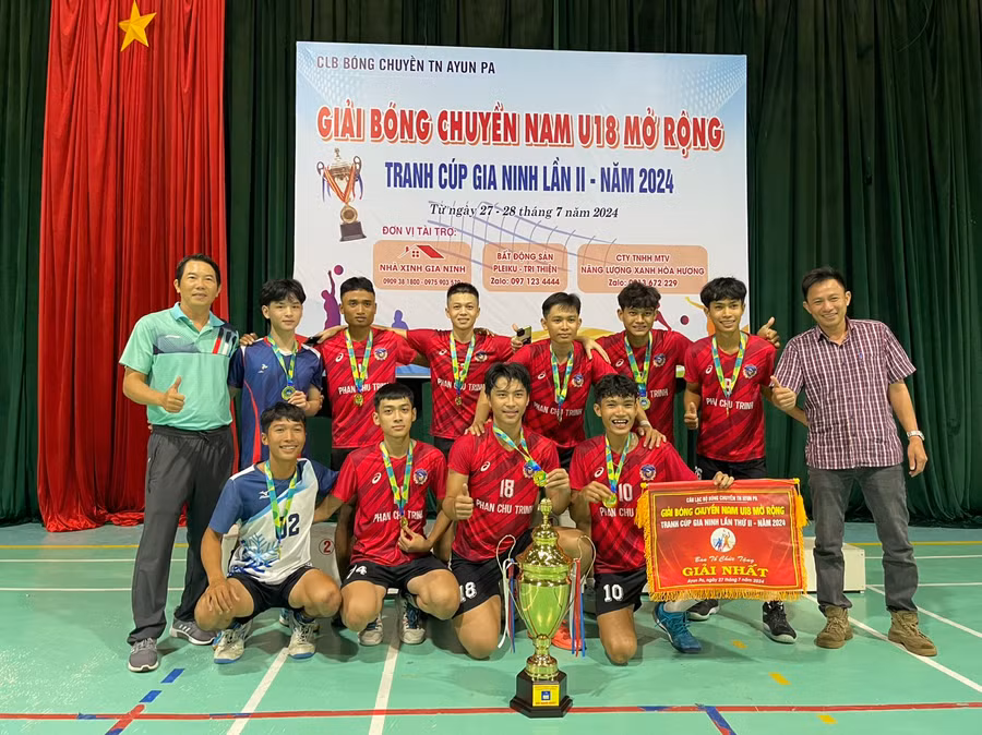 Đội Phan Chu Trinh xuất sắc giành chức vô địch Giải bóng chuyền nam U18 mở rộng tranh cúp Gia Ninh lần thứ II năm 2024. Ảnh: Vũ Chi