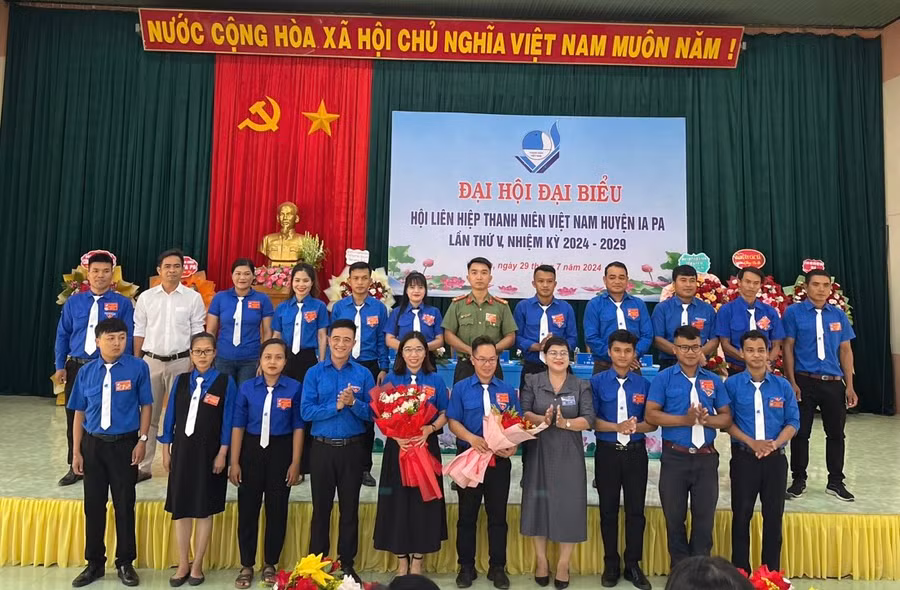 Ủy ban Hội LHTN Việt Nam huyện Ia Pa khóa V ra mắt Đại hội. Ảnh: Vũ Chi
