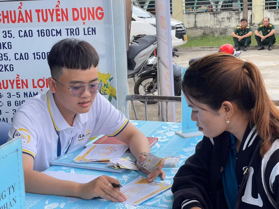 Tham gia hội chợ việc làm, người lao động được các công ty, doanh nghiệp tư vấn việc làm phù hợp với khả năng. Ảnh: Vũ Chi