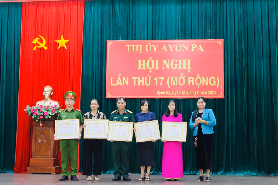 Các tập thể, cá nhân được Ban Thường vụ Tỉnh ủy tặng bằng khen hoàn thành xuất sắc nhiệm vụ 5 năm liền 2019-2023. Ảnh: Vũ Chi Các tập thể, cá nhân được Ban Thường vụ Tỉnh ủy tặng bằng khen hoàn thành xuất sắc nhiệm vụ 5 năm liền 2019-2023. Ảnh: Vũ Chi