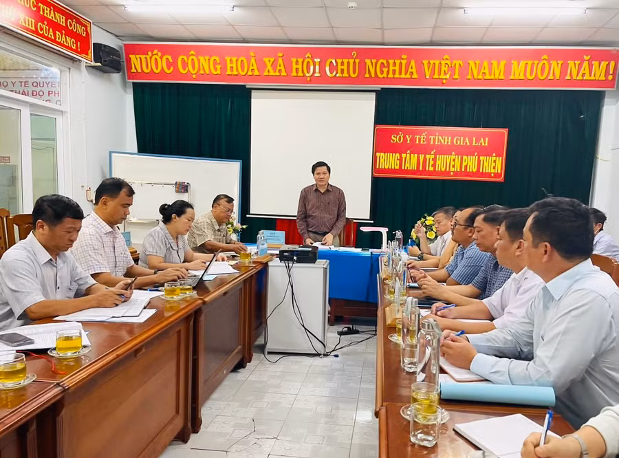 Quang cảnh buổi giám sát tại Trung tâm Y tế huyện Phú Thiện. Ảnh: Vũ Chi