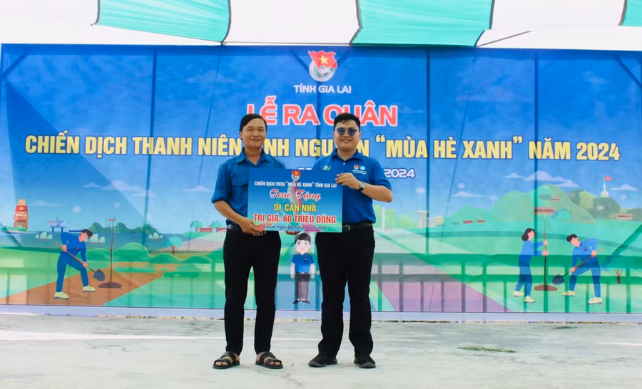 Tại lễ ra quân Chiến dịch “Mùa hè xanh”, đại diện Đoàn Trường Đại học Nông lâm TP. Hồ Chí Minh trao bảng tượng trưng 1 căn nhà trị giá 60 triệu đồng cho Đoàn xã Ayun Hạ. Ảnh: Vũ Chi