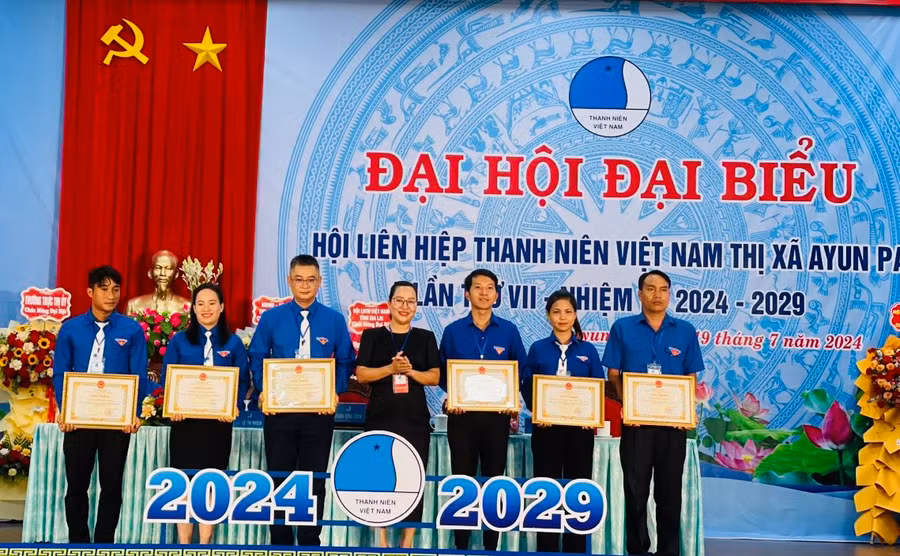 Các tập thể được Chủ tịch UBND thị xã tặng giấy khen vì đã có thành tích xuất sắc trong công tác Hội nhiệm kỳ 2019-2024. Ảnh: Vũ Chi