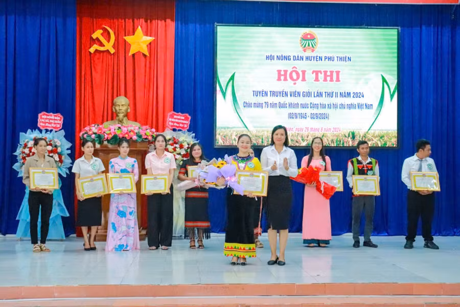 Bà Nguyễn Thị Đam-Phó Chủ tịch Hội Nông dân huyện trao giải nhất Hội thi cho thí sinh Lương Thùy Chi. Ảnh: Lê Tám