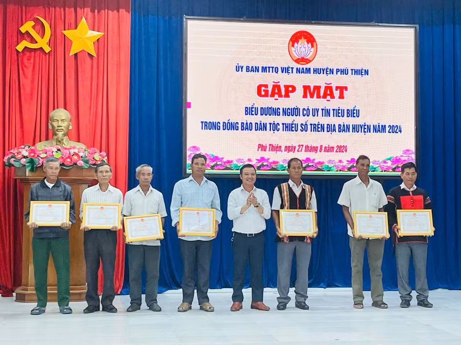 Phó Bí thư Thường trực Huyện ủy Vũ Hồng Duy (thứ 4 từ phải sang) tặng giấy khen cho người uy tín tiêu biểu trên địa bàn huyện. Ảnh: Vũ Chi