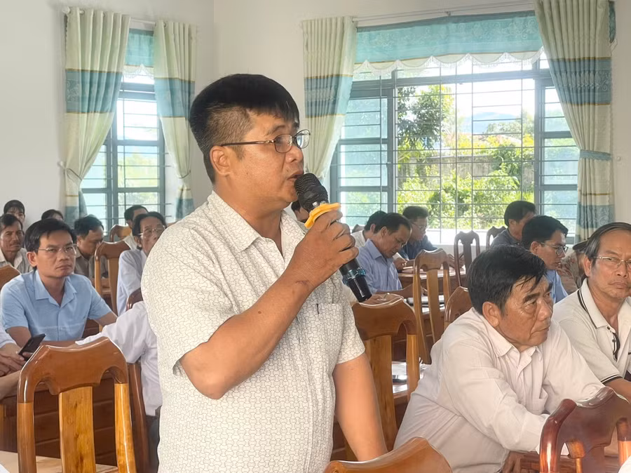 Cử tri phường Hòa Bình kiến nghị về những bất cập trong quy định nuôi chim yến trên địa bàn. Ảnh: Vũ Chi