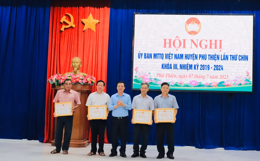 4 tập thể được Chủ tịch UBND huyện Phú Thiện tặng giấy khen vì có thành tích xuất sắc trong công tác tổ chức Ngày hội Đại đoàn kết toàn dân tộc ở khu dân cư giai đoạn 2003-2023. Ảnh: Nay Giới