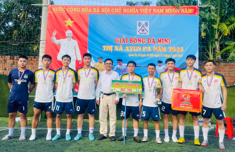 Công ty TNHH một thành viên Đức Thu xuất sắc giành chức vô địch giải bóng đá mini thị xã Ayun Pa năm 2023. Ảnh: Vũ Chi