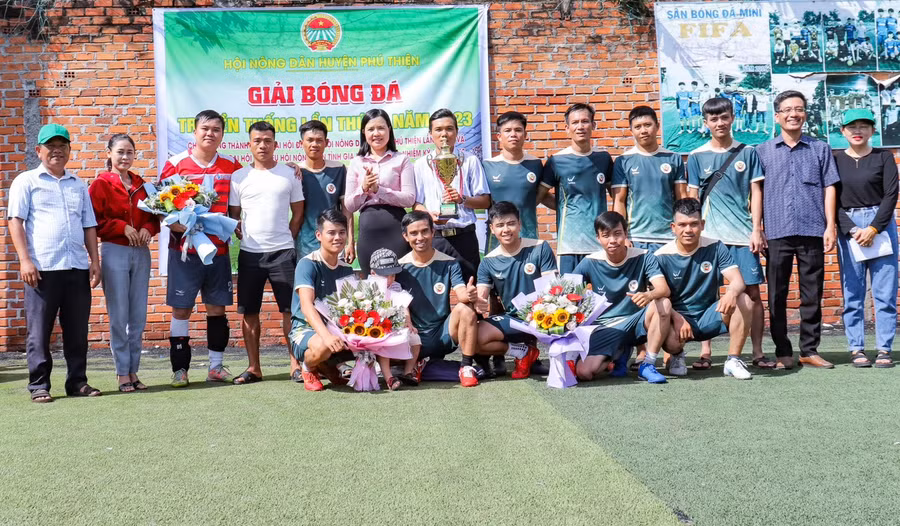 Hội Nông dân thị trấn Phú Thiện xuất sắc giành chức vô địch giải đấu. Ảnh: Trần Phương