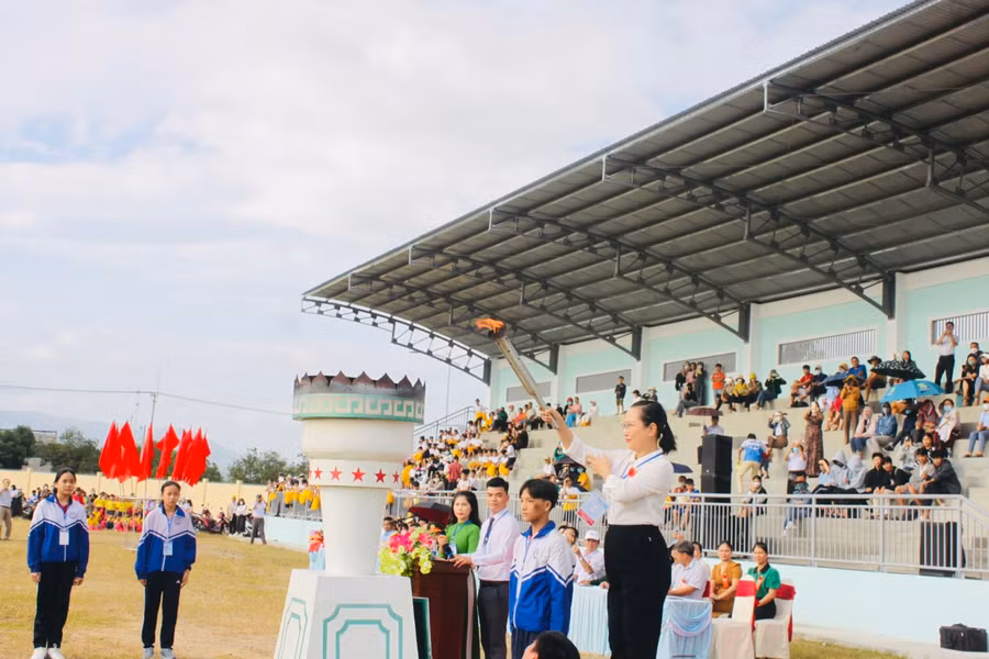 Bà Ksor H'Khuyên-Phó Chủ tịch UBND thị xã Ayun Pa thắp sáng đài lửa của Hội khỏe Phù Đổng thị xã lần thứ XI. Ảnh: Vũ Chi