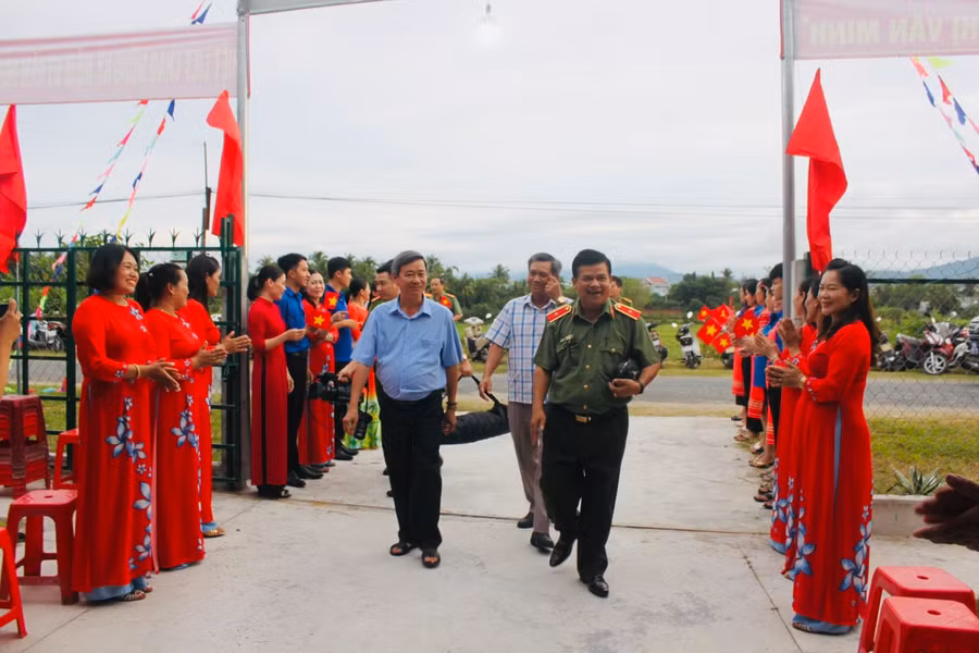 Thiếu tướng Rah Lan Lâm (đi trước, bên phải) về dự và chung vui Ngày hội Đại đoàn kết toàn dân tộc với người dân tổ dân phố 4, phường Hòa Bình, thị xã Ayun Pa. Ảnh: Vũ Chi Thiếu tướng Rah Lan Lâm (đi trước, bên phải) về dự và chung vui Ngày hội Đại đoàn kết toàn dân tộc với người dân tổ dân phố 4, phường Hòa Bình, thị xã Ayun Pa. Ảnh: Vũ Chi