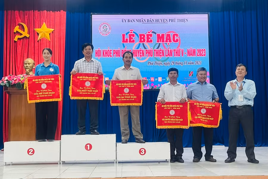 Ban tổ chức trao giải toàn đoàn cho khối Trung học cơ sở. Ảnh: Vũ Chi Ban tổ chức trao giải toàn đoàn cho khối Trung học cơ sở. Ảnh: Vũ Chi