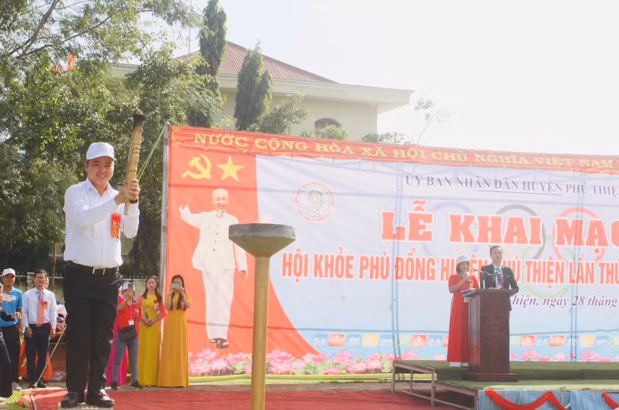 Ông Vũ Hồng Duy-Phó Bí thư Thường trực Huyện ủy phụ trách Đảng bộ huyện thắp sáng đài lửa, chính thức khai mạc Hội khỏe Phù Đổng huyện lần thứ V. Ảnh: Vũ Chi