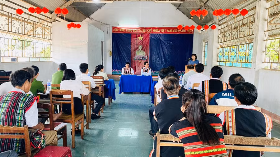 Quang cảnh buổi sinh hoạt Chi bộ buôn Blăk. Ảnh: Thanh Tâm
