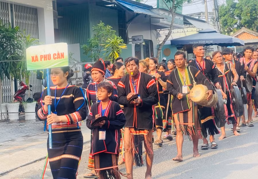 Các đoàn nghệ nhân trình diễn cồng chiêng đường phố. Ảnh: Vũ Chi Các đoàn nghệ nhân trình diễn cồng chiêng đường phố. Ảnh: Vũ Chi