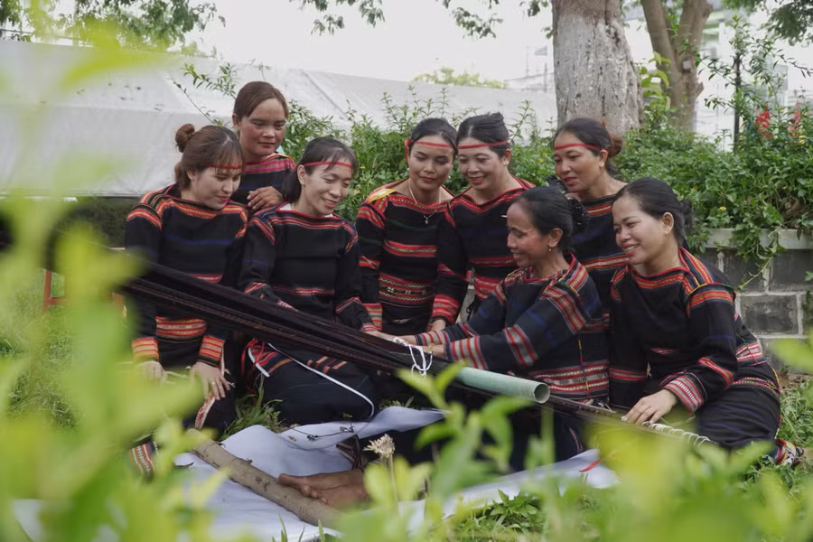 Phụ nữ Jrai rạng rỡ bên khung cửi. Ảnh: Đức Thụy Phụ nữ Jrai rạng rỡ bên khung cửi. Ảnh: Đức Thụy