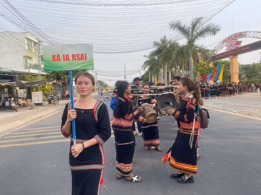 Các đoàn nghệ nhân trình diễn cồng chiêng đường phố. Ảnh: Vũ Chi Các đoàn nghệ nhân trình diễn cồng chiêng đường phố. Ảnh: Vũ Chi