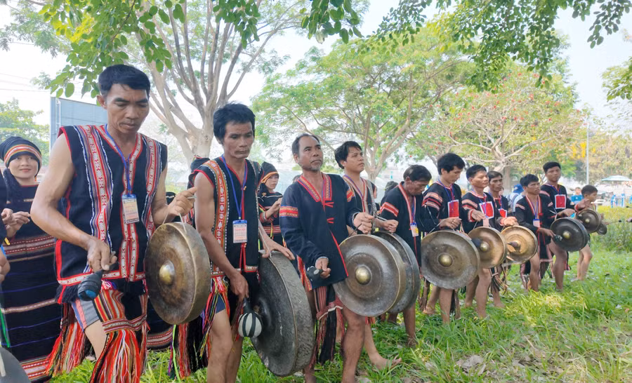Các nghệ nhân trình diễn cồng chiêng tại Ngày hội. Ảnh: Ngọc Duy