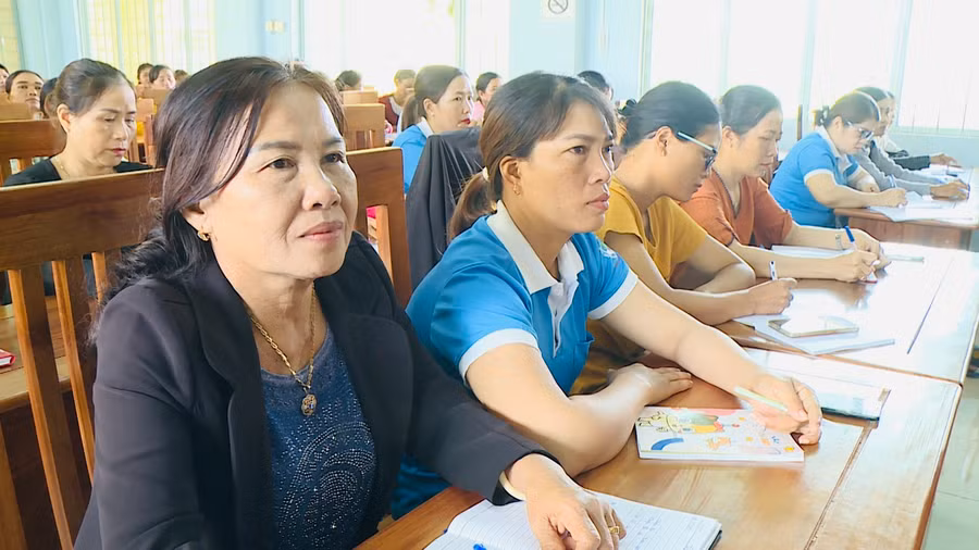 Gần 100 cán bộ phụ nữ huyện Krông Pa tham gia tập huấn nghiệp vụ công tác Hội. Ảnh: Sơn Trung