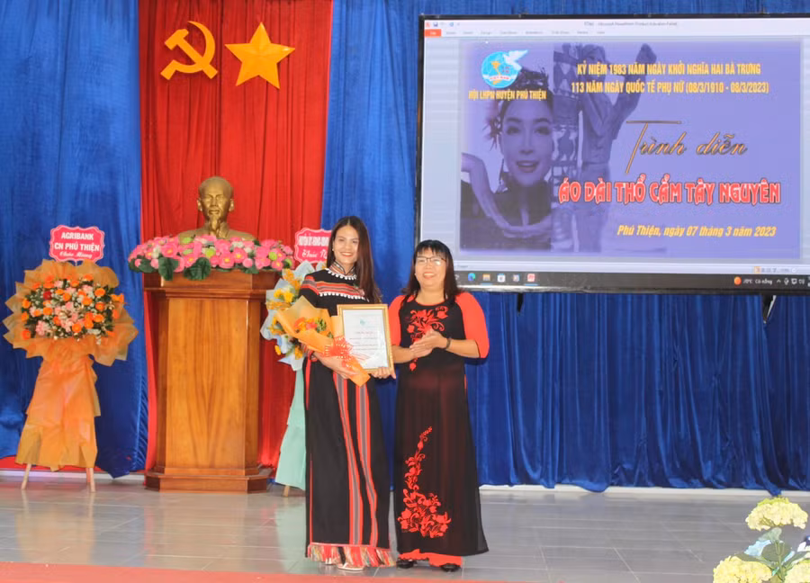 Ban tổ chức trao giải trình diễn áo dài thổ cẩm đẹp nhất cho thí sinh Ksor H'Loan (Hội LHPN xã Chrôh Pơnan). Ảnh: Vũ Chi Ban tổ chức trao giải trình diễn áo dài thổ cẩm đẹp nhất cho thí sinh Ksor H'Loan (Hội LHPN xã Chrôh Pơnan). Ảnh: Vũ Chi