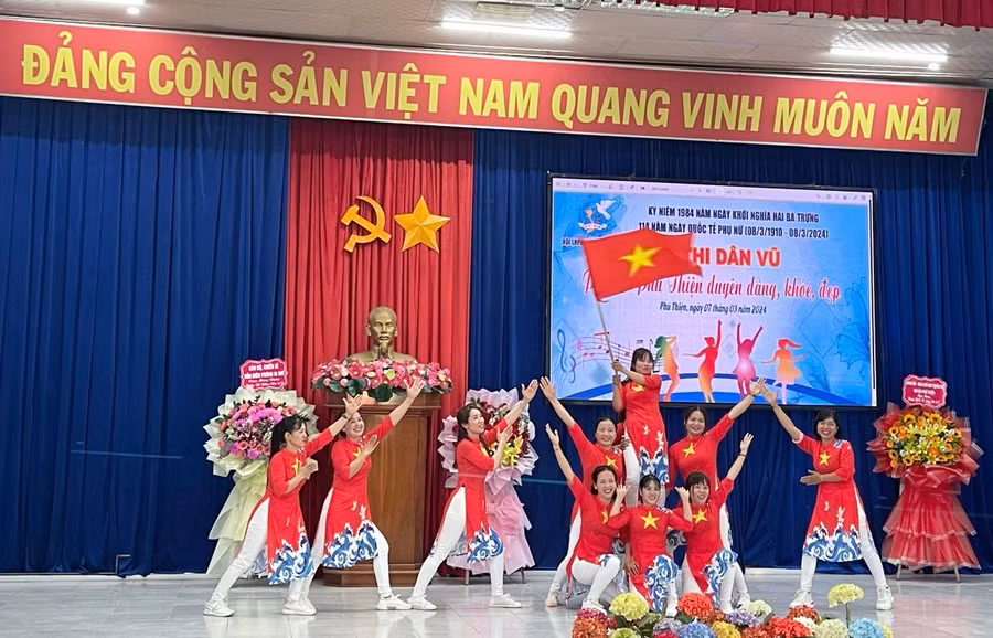 Phần thi dân vũ của Hội LHPN xã Chư A Thai tại hội thi. Ảnh: Vũ Chi