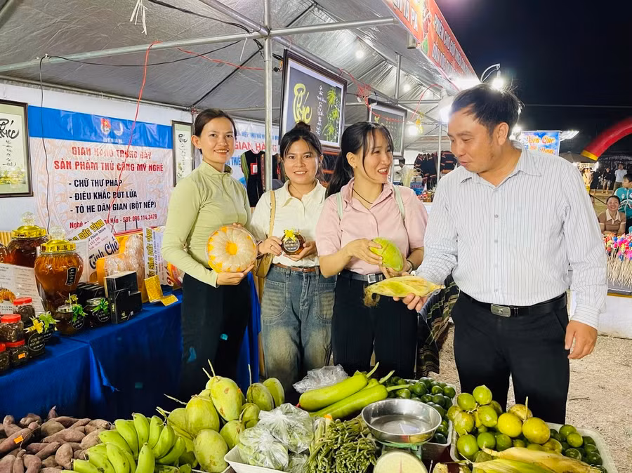 Gian hàng của Hội Nông dân huyện trưng bày nhiều nông sản đặc trưng của địa phương. Ảnh: Vũ Chi Gian hàng của Hội Nông dân huyện trưng bày nhiều nông sản đặc trưng của địa phương. Ảnh: Vũ Chi