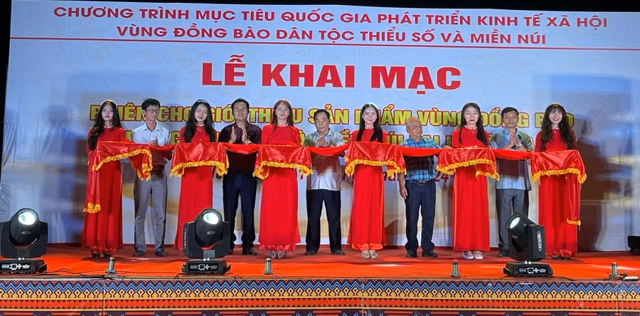 Các đại biểu cắt băng khai mạc phiên chợ. Ảnh: Vũ Chi Các đại biểu cắt băng khai mạc phiên chợ. Ảnh: Vũ Chi
