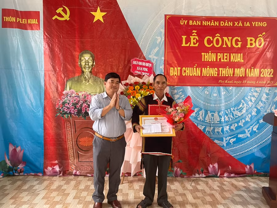 Phó Chủ tịch UBND huyện Nguyễn Anh Tuấn trao quyết định công nhận đạt chuẩn nông thôn mới cho cán bộ và Nhân dân thôn Plei Kual. Ảnh: Vũ Chi
