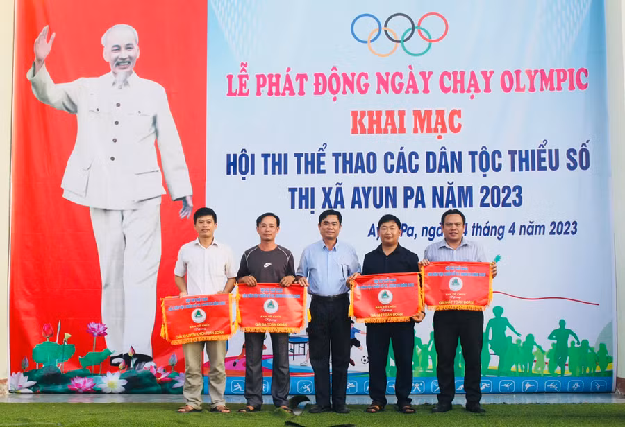 Ông Lại Quang Minh (đứng giữa, Giám đốc Trung tâm Văn hóa-Thông tin và Thể thao thị xã) trao giải toàn đoàn cho các đơn vị tham gia hội thi. Ảnh: Vũ Chi