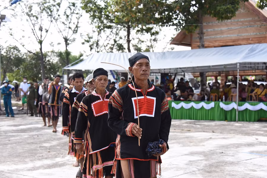 Ông Siu Phơ dẫn đầu đoàn nghi thức rước lễ cúng lên núi Chư Tao Yang. Ảnh: Đức Thụy Ông Siu Phơ dẫn đầu đoàn nghi thức rước lễ cúng lên núi Chư Tao Yang. Ảnh: Đức Thụy